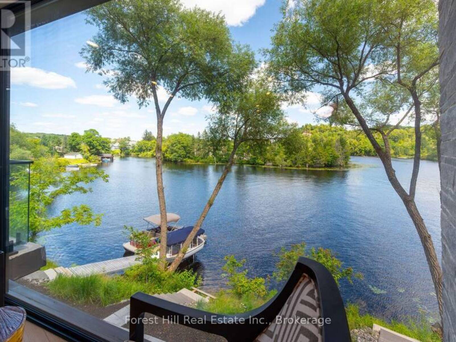 202 - 32 BRUNEL ROAD S, Huntsville, Ontario P1H 1P5