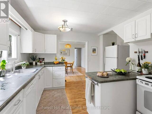 9 SPRUCE GLEN ROAD Huntsville Ontario, P1H 1C9 - 4 Bedrooms Home For Sale