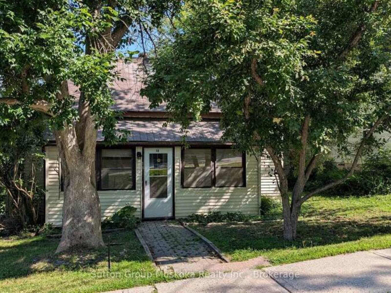 18 SUSAN STREET W, Huntsville, Ontario P1H 1X4