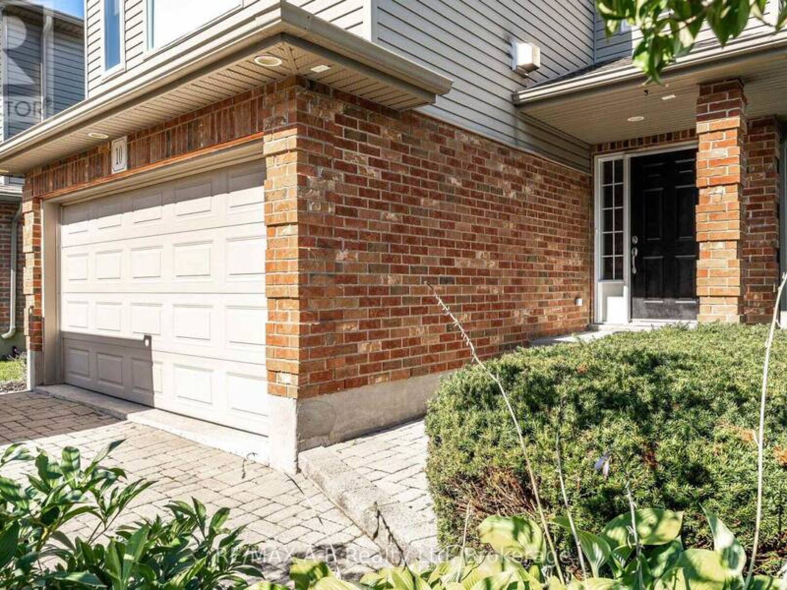 10 BUCKINGHAM DRIVE, Stratford, Ontario N5A 7Z9