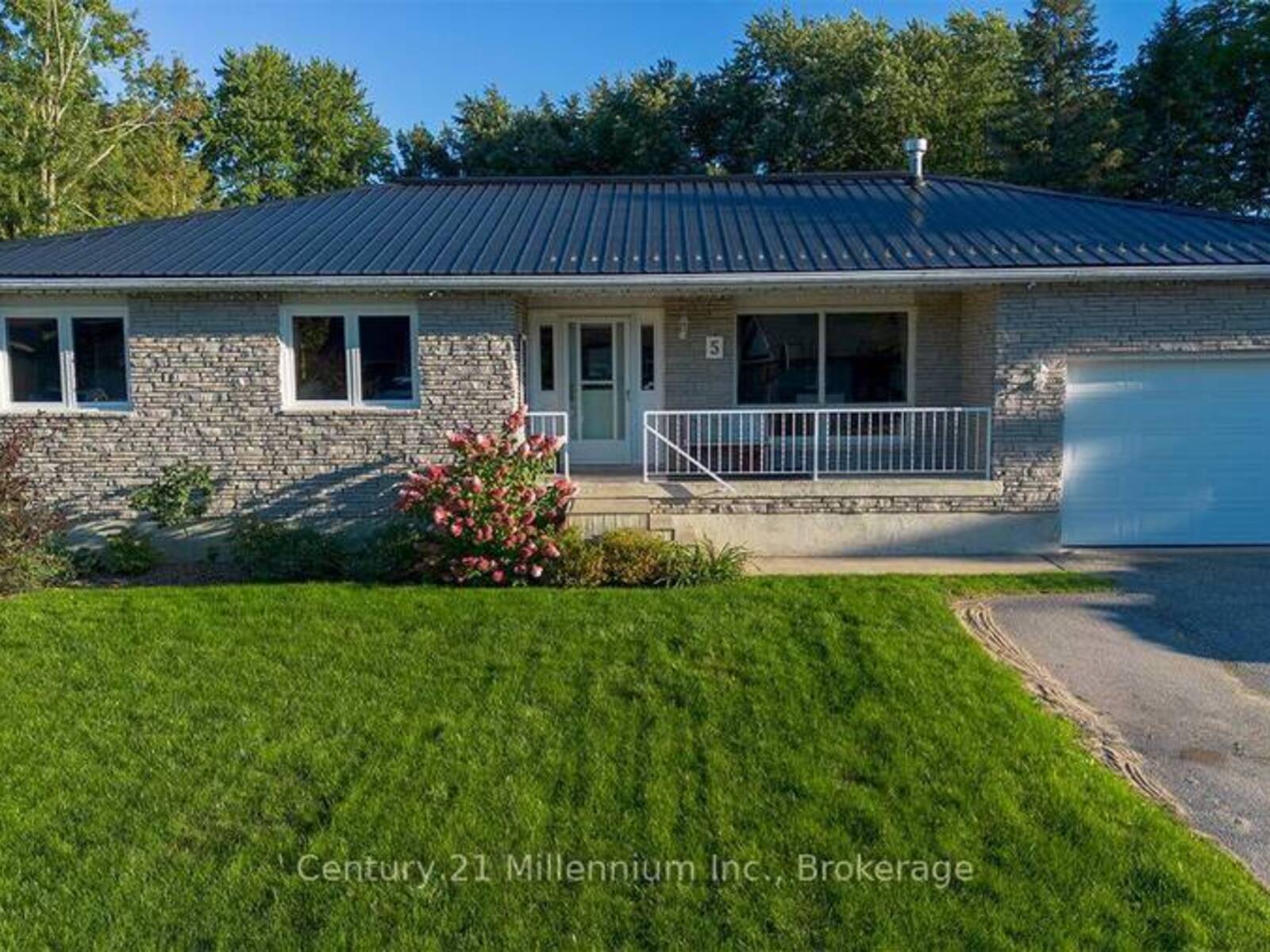 5 MCKEAN BOULEVARD, Nottawa, Ontario L0M 1P0