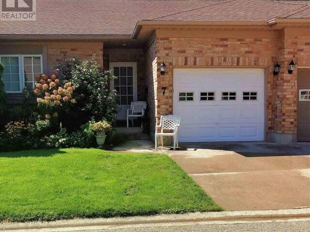 7 BROOKSIDE PLACE Exeter Ontario, N0M 1S2 - 3 Bedrooms Home For Sale