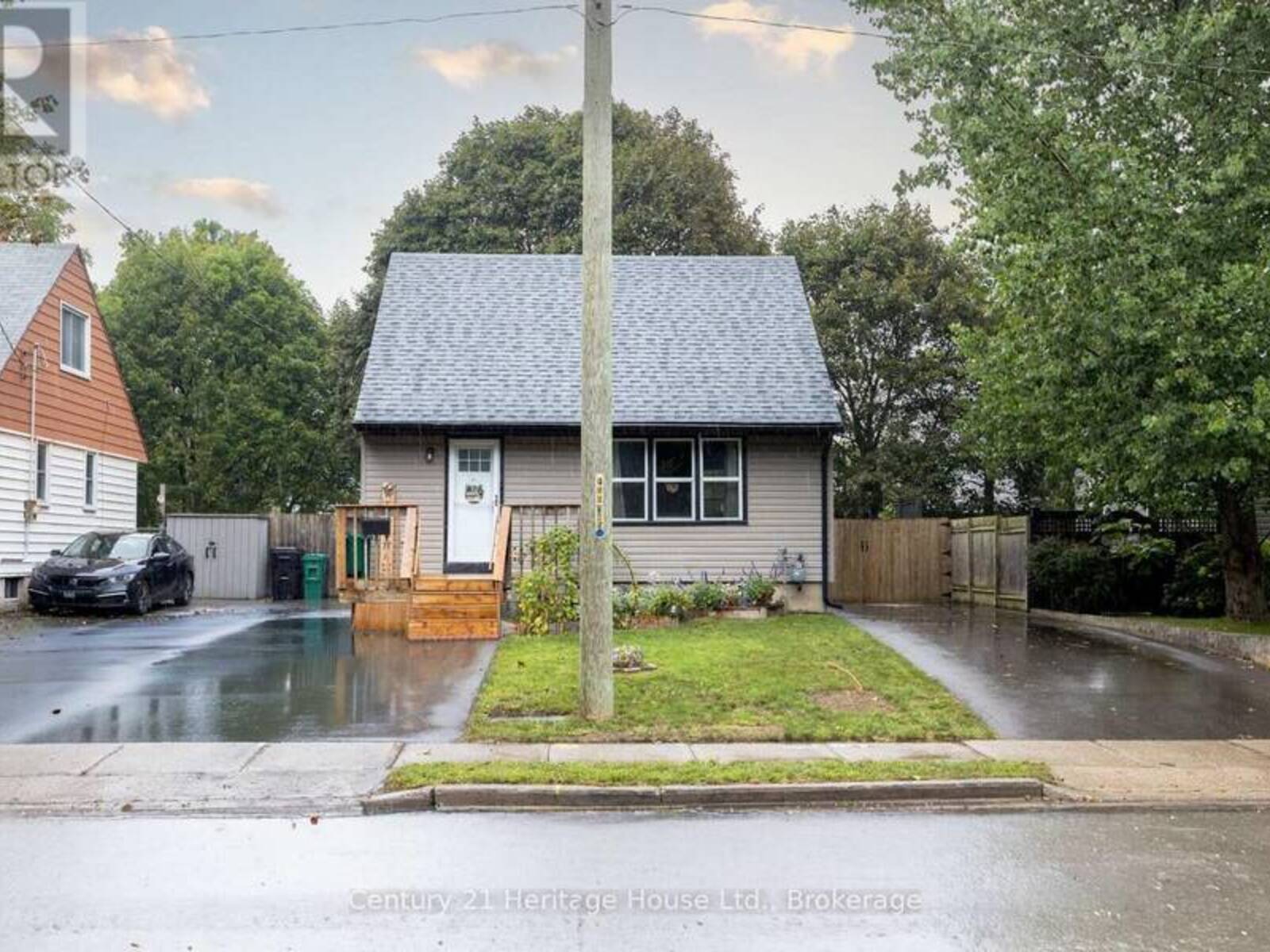 102 STEWART AVENUE, Cambridge, Ontario N1R 2T9