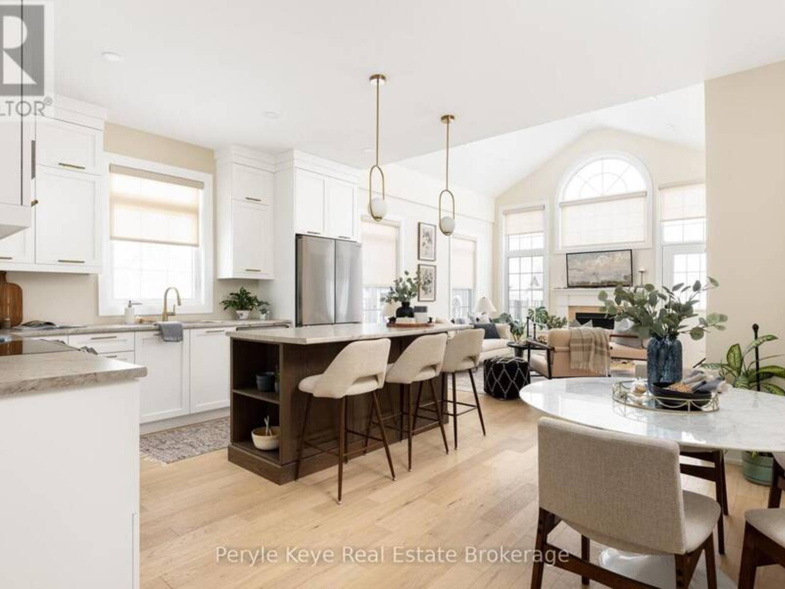 2 LEEDS COURT, Bracebridge, Ontario P1L 0B7