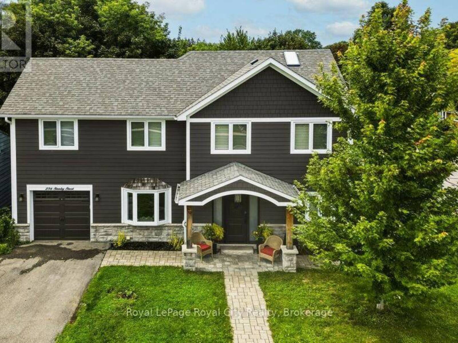 236 STANLEY STREET, Newmarket, Ontario L3Y 4M9
