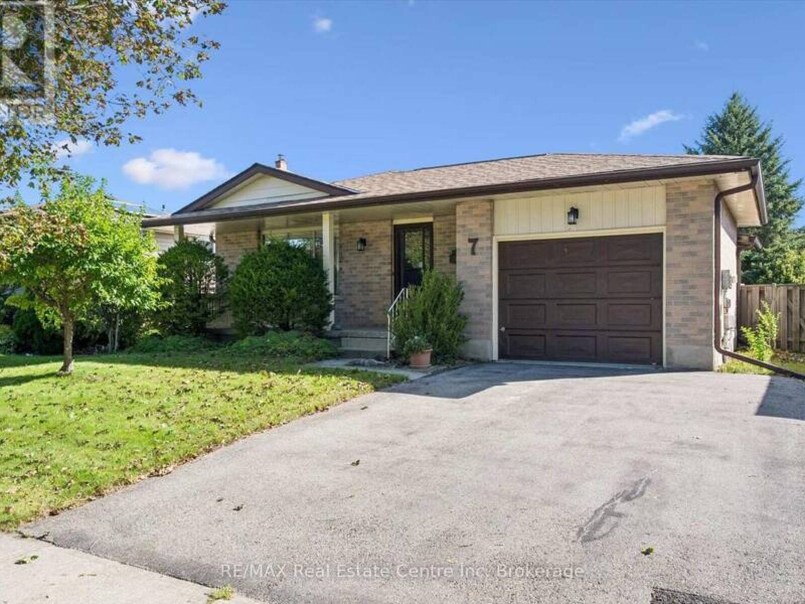 7 COUNTRYSIDE CRESCENT, Kitchener, Ontario N2E 2S8