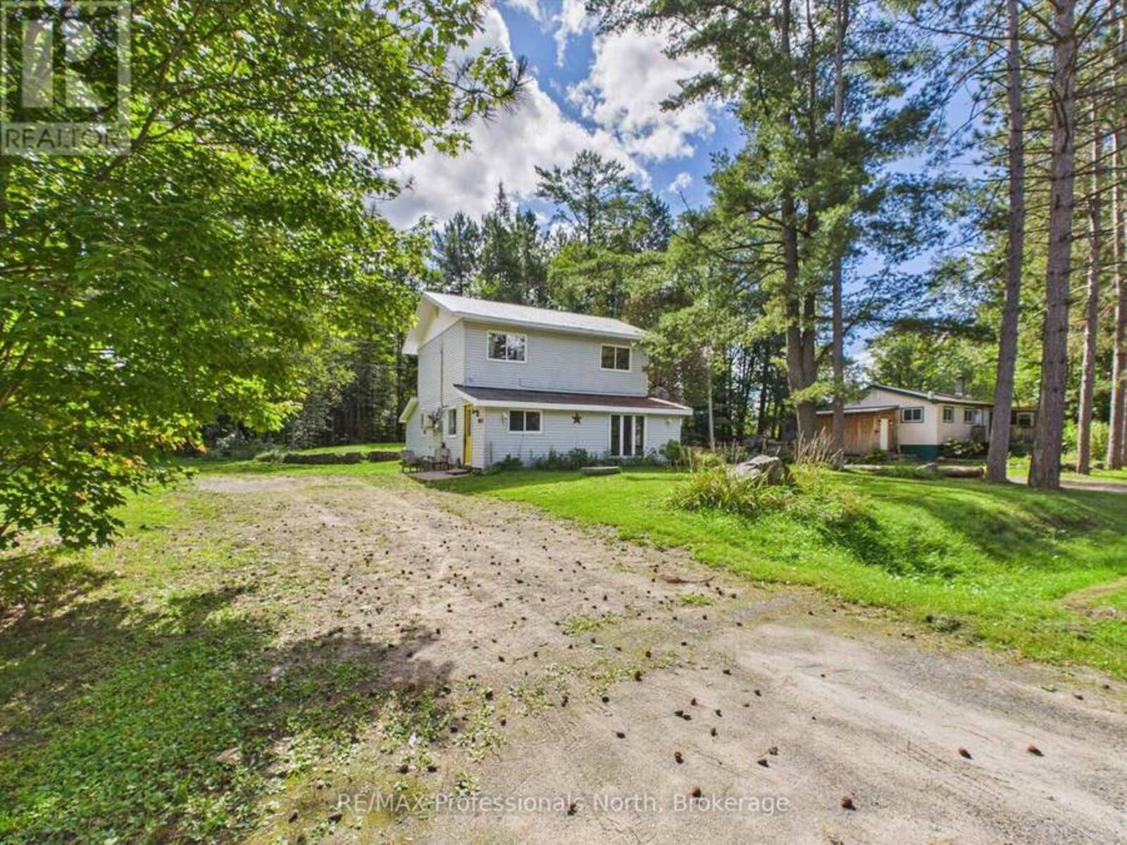 31 HUTCHESON BEACH ROAD E, Huntsville, Ontario P1H 1N4