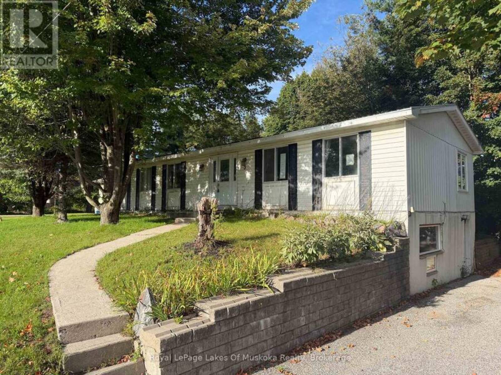 3 WELLINGTON STREET, Bracebridge, Ontario P1L 1E8