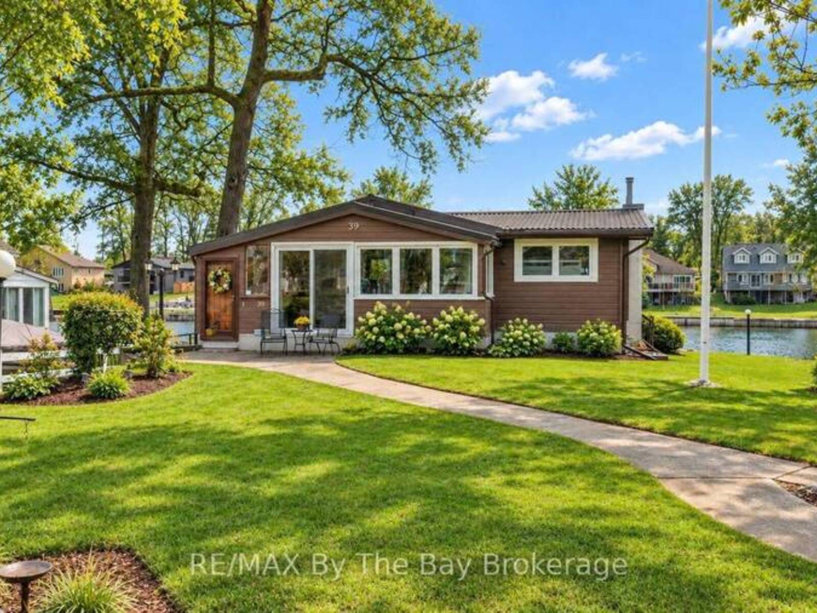 39 OLD MOSLEY STREET, Wasaga Beach, Ontario L9Z 2J8