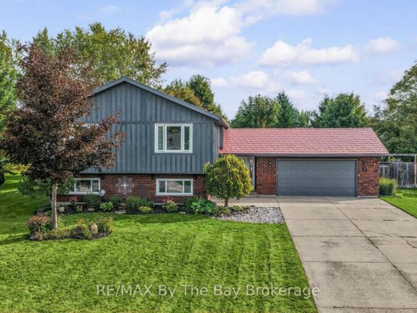 2 RED OAK DRIVE, Wasaga Beach, Ontario L9Z 1J5
