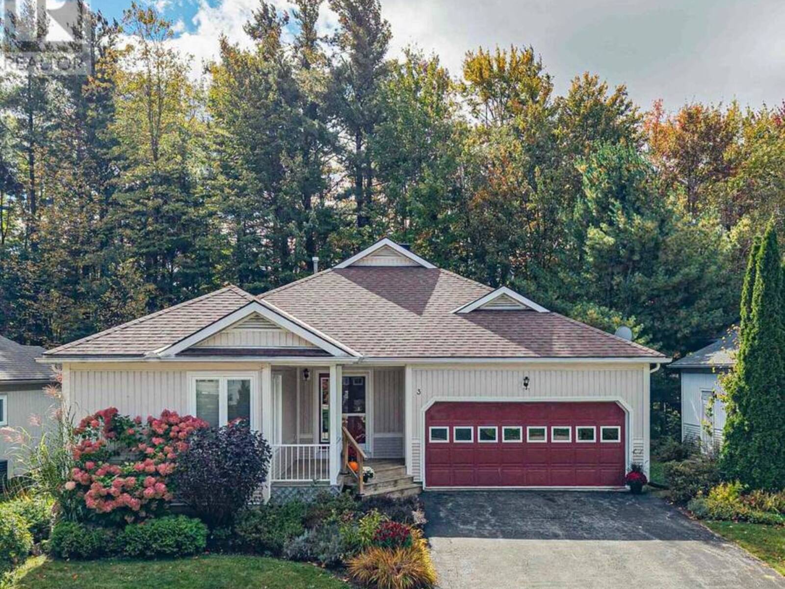 3 WOODS HOLLOW, Gravenhurst, Ontario P1P 1Y7