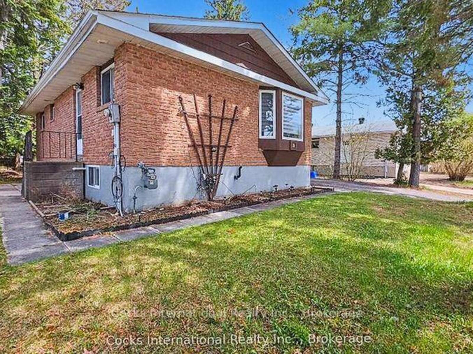 36 SUSAN STREET W, Huntsville, Ontario P1H 1X2