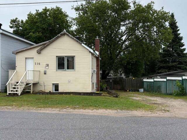 216 HIGHLAND ROAD North Bay Ontario, P1B 6K6 - Multi-family Home For Sale
