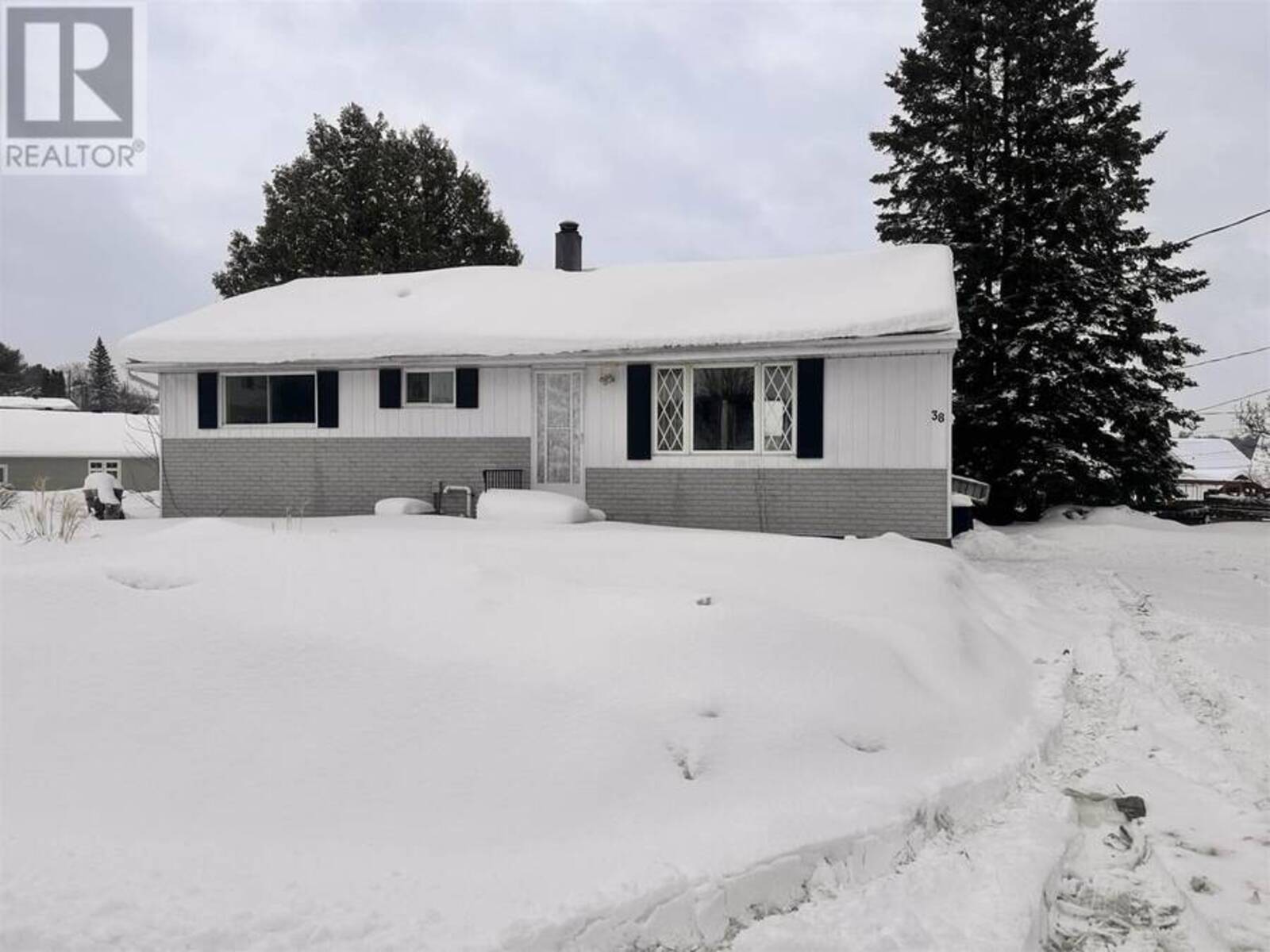 38 Lauzon CRES, Elliot Lake, Ontario P5A 1J1