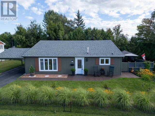 205 Hillside DR S Elliot Lake Ontario, P5A 1N4 - 4 Bedrooms Home For Sale