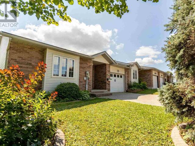 27 Village CT Sault Ste. Marie Ontario, P6B 6J8 - 3 Bedrooms Home For Sale