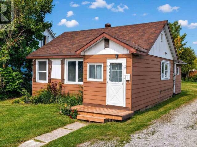 702 Lennox AVE Sault Ste. Marie Ontario, P6C 3P8 - 2 Bedrooms Home For Sale