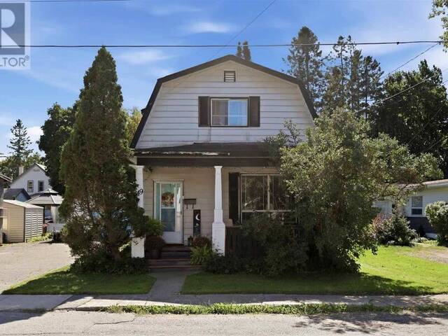 49 Hawthorne AVE Sault Ste. Marie Ontario, P6B 1C6 - 2 Bedrooms Home For Sale
