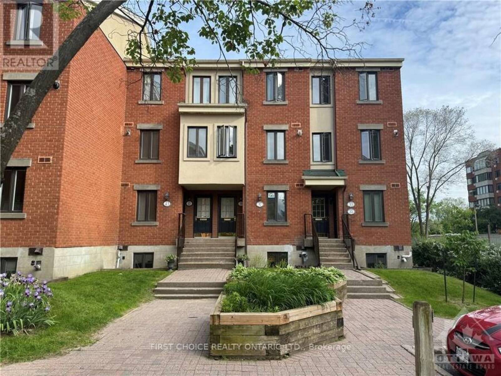 33 CRISPIN COURT, Ottawa, Ontario K1K 2T7