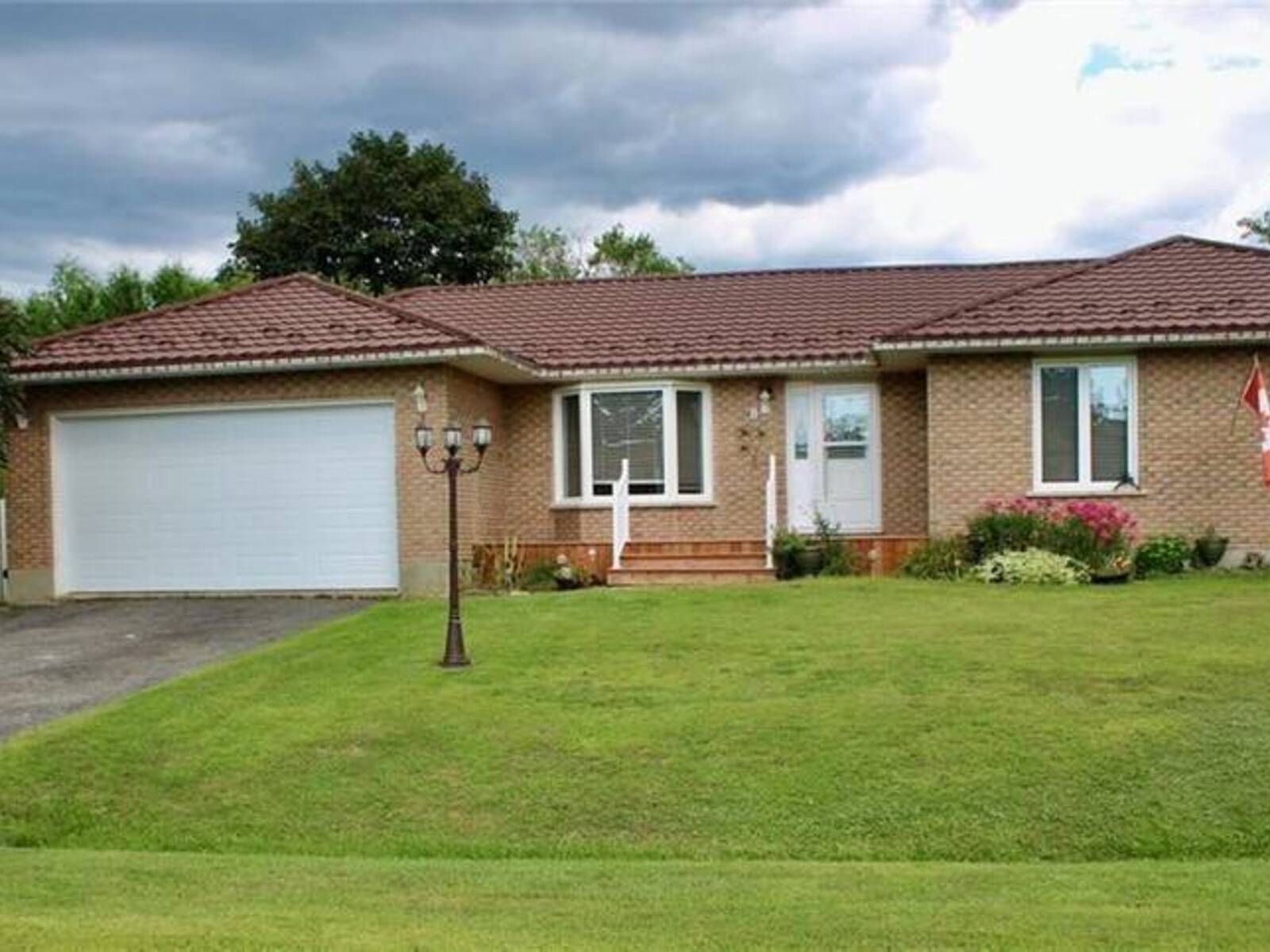 8 VISTA CRESCENT, Kemptville, Ontario K0G 1J0