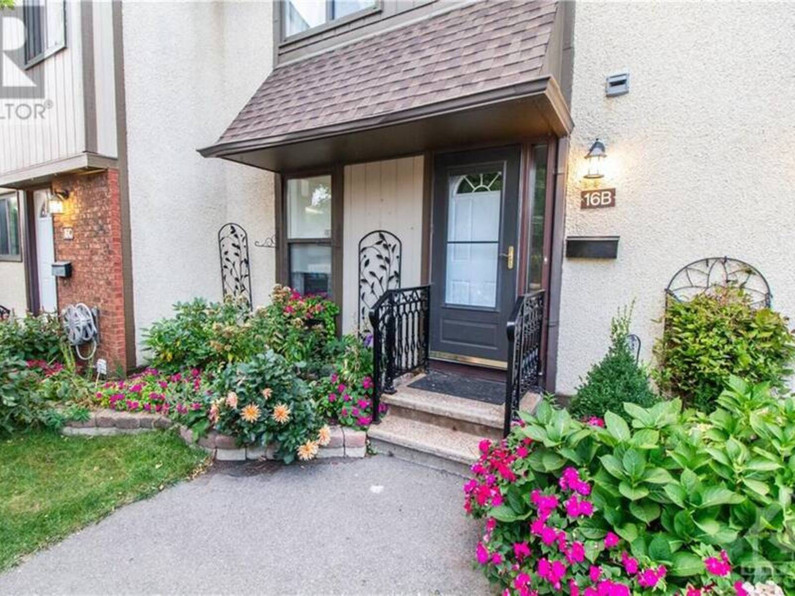 16 LARKSHIRE LANE UNIT#B, Ottawa, Ontario K2J 1Y6