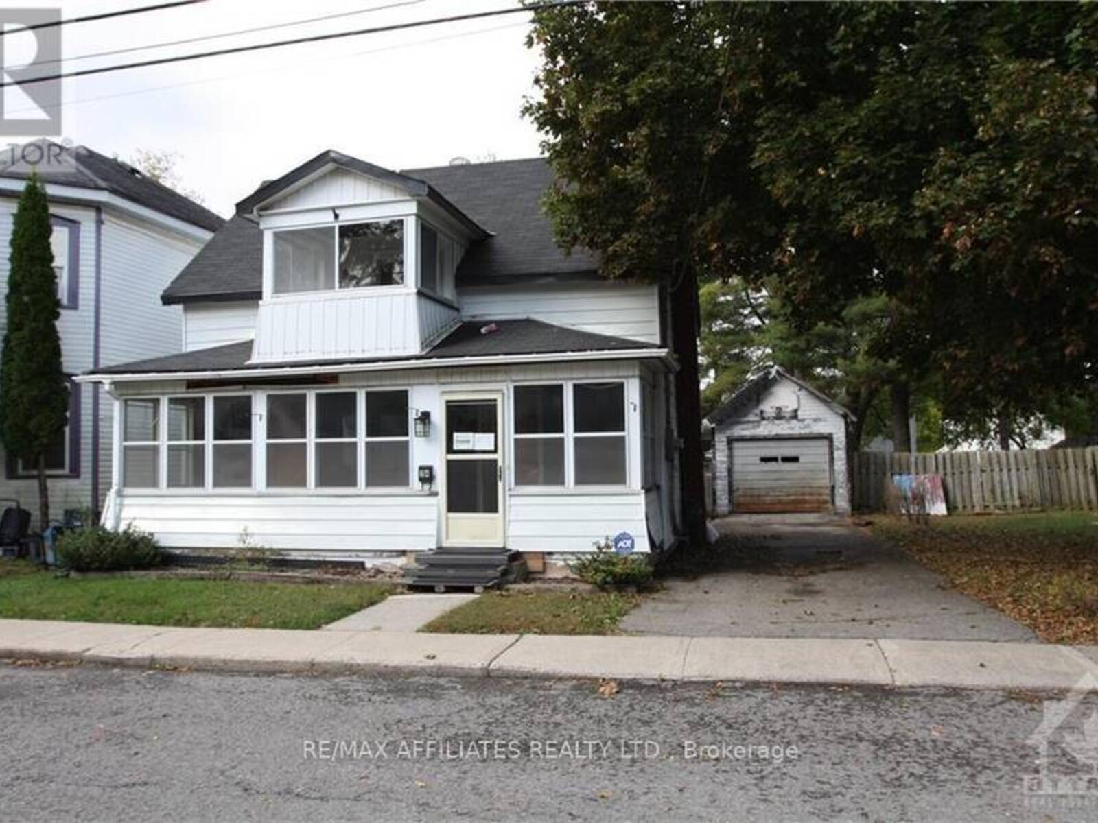 24 MONTAGUE STREET, Smiths Falls, Ontario K7A 2M1