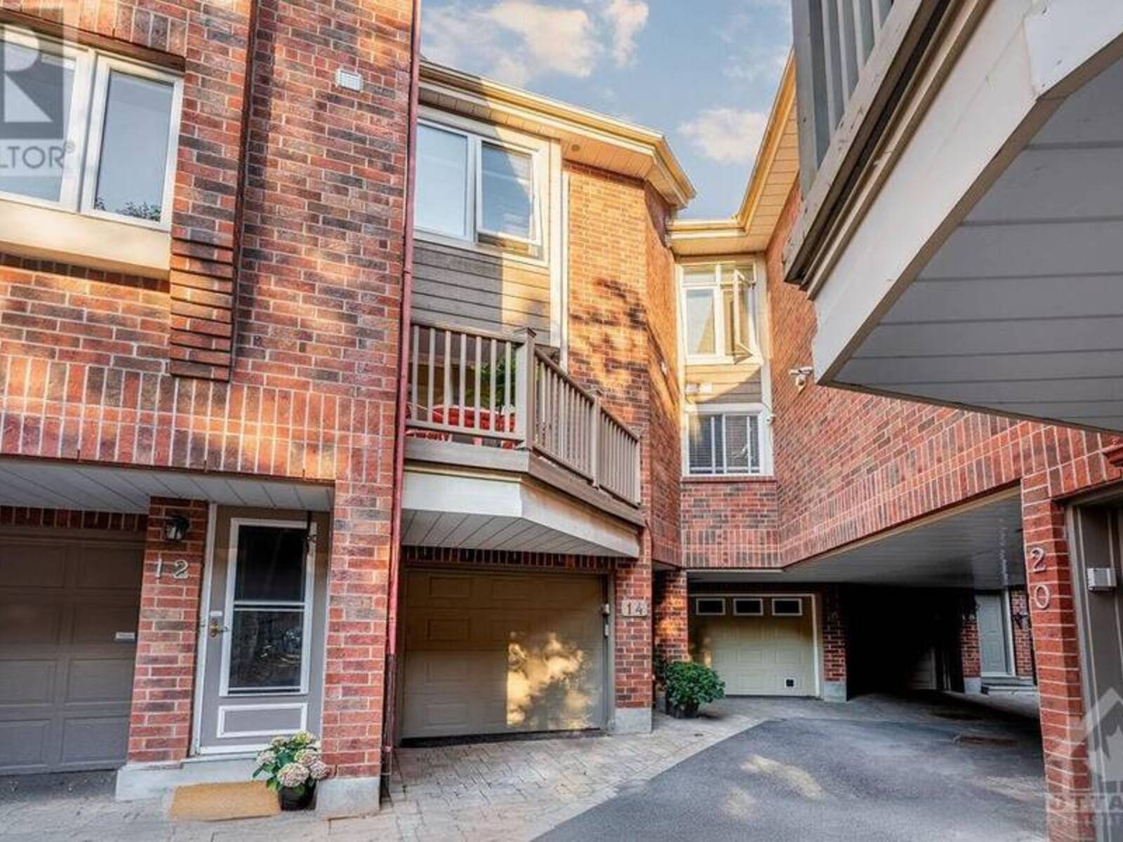 14 CORNERSTONE PRIVATE, Ottawa, Ontario K2P 2N3