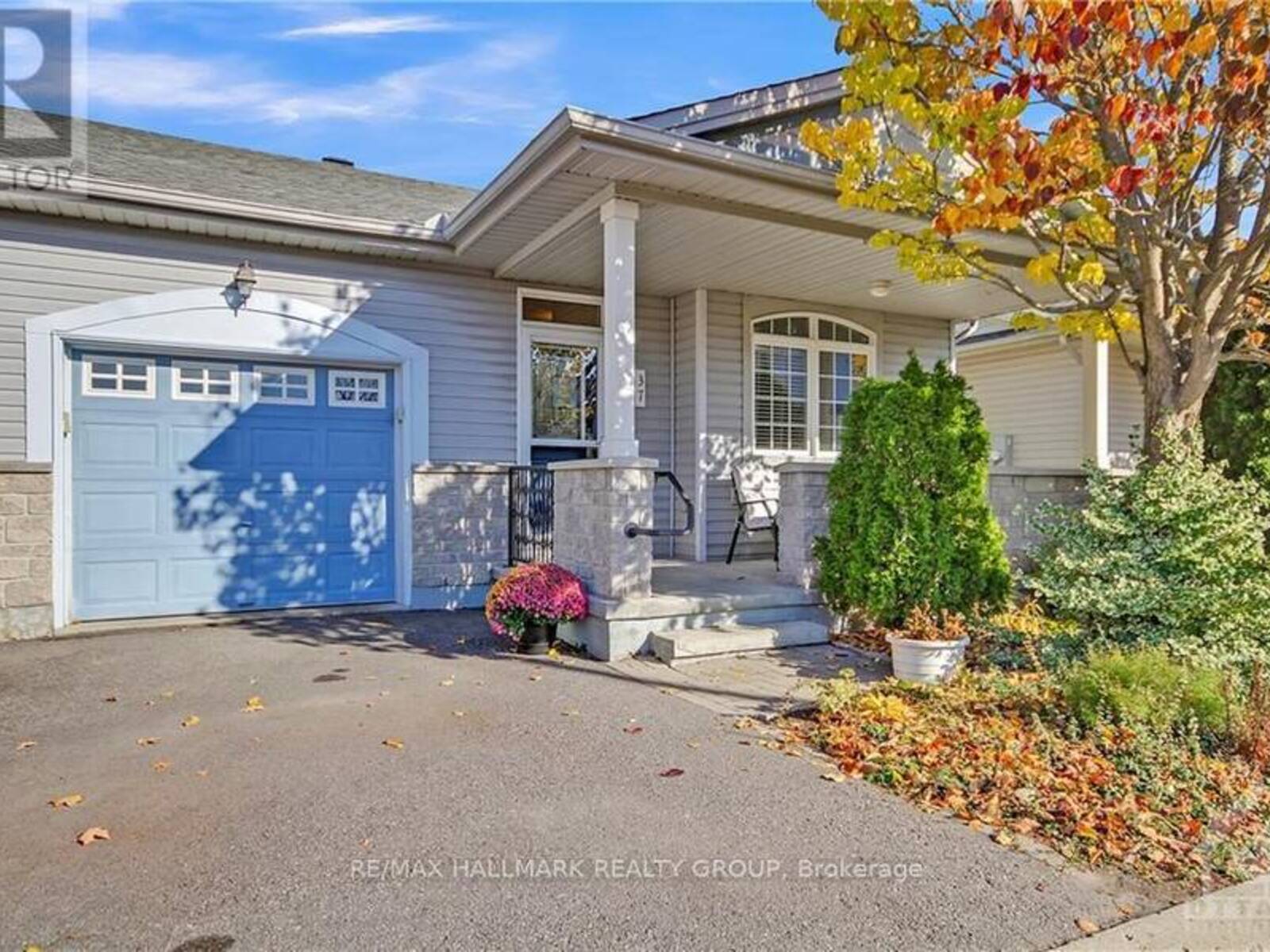 37 VILLAGE WALK, Ottawa, Ontario K4M 1L1