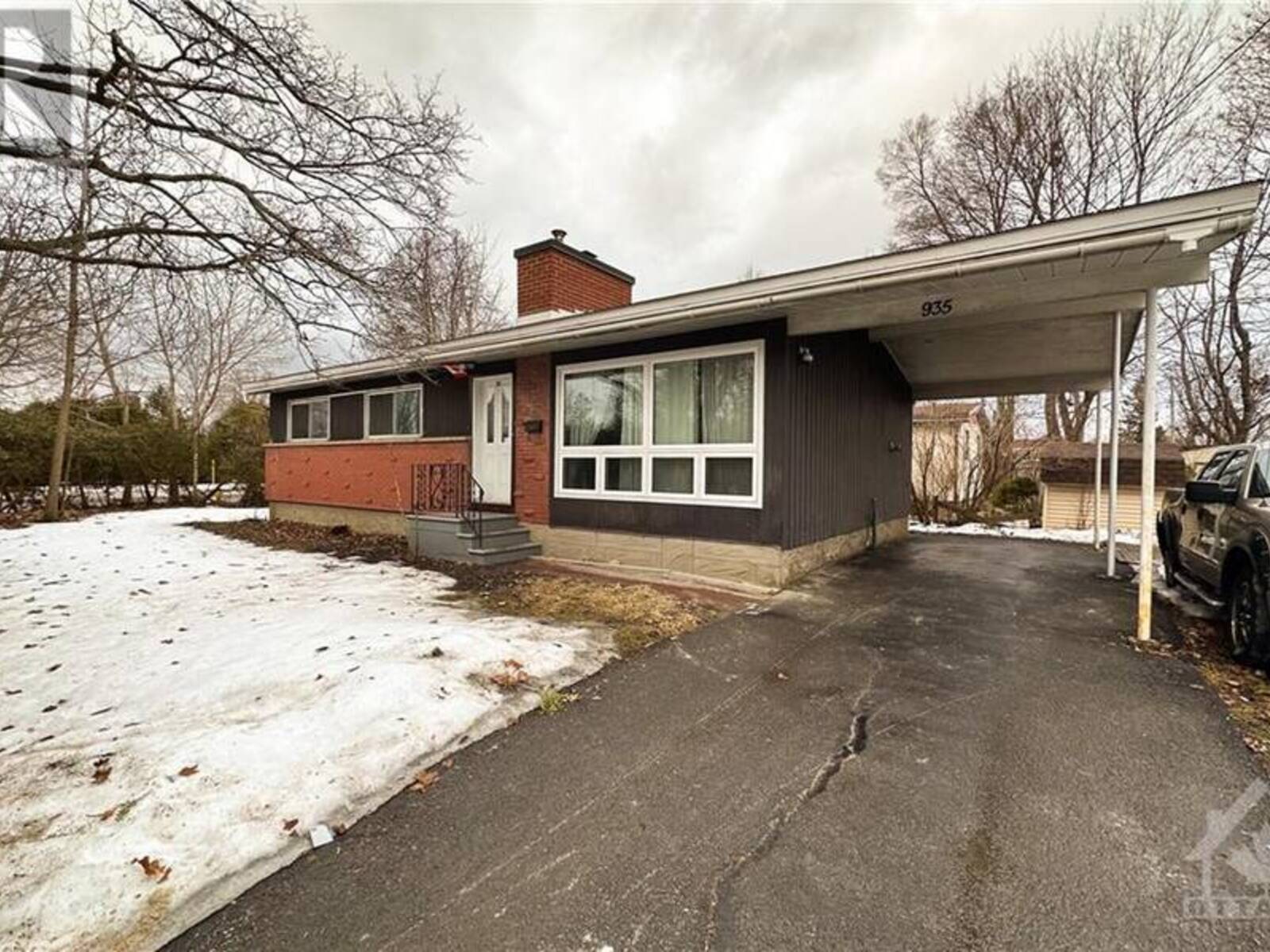 935 GOREN AVENUE, Ottawa, Ontario K1S 1N4