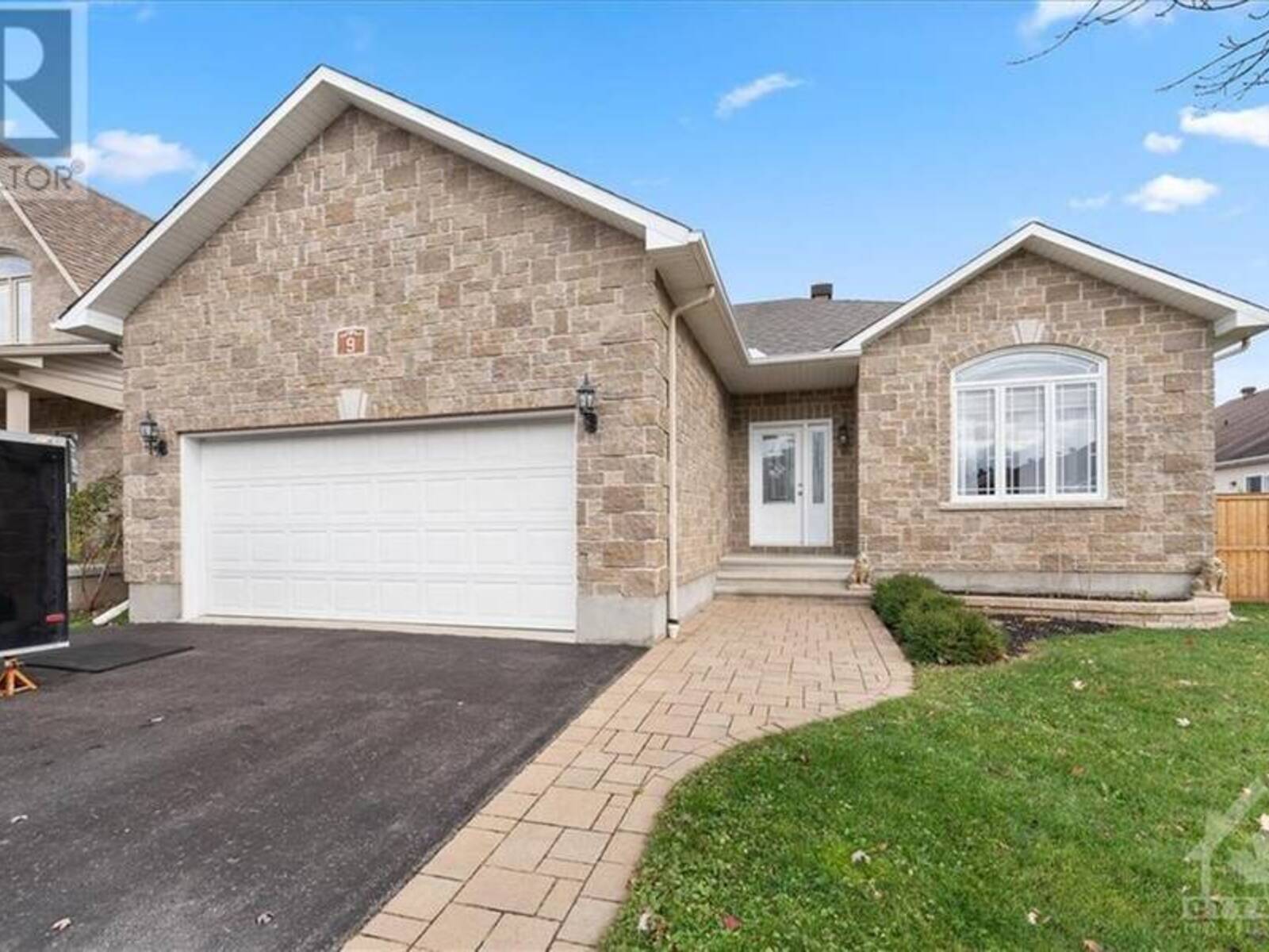 9 PEBBLEMILL LANE, Russell, Ontario K4R 0A8