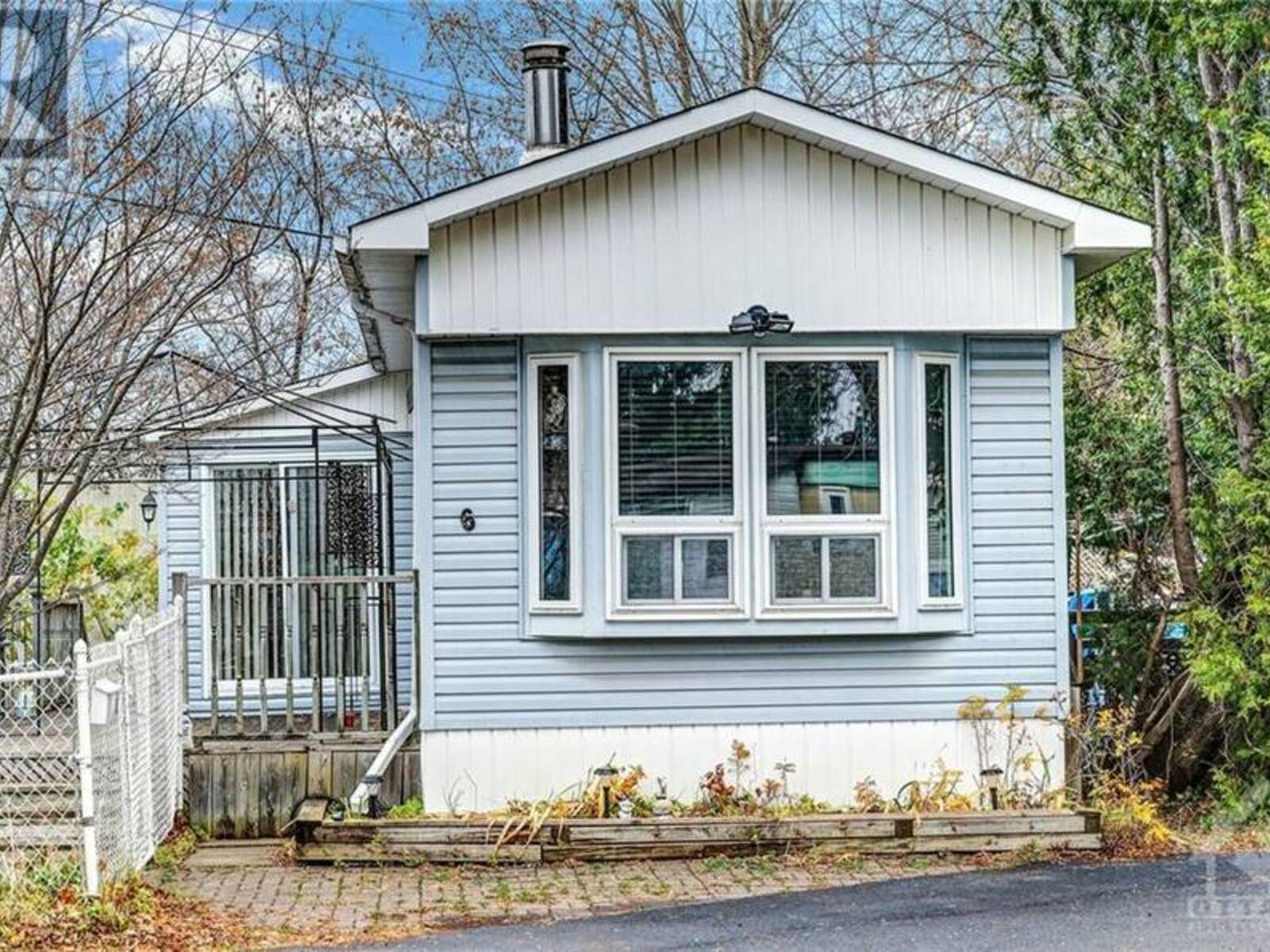 6 ASH STREET, Ottawa, Ontario K2H 7S3