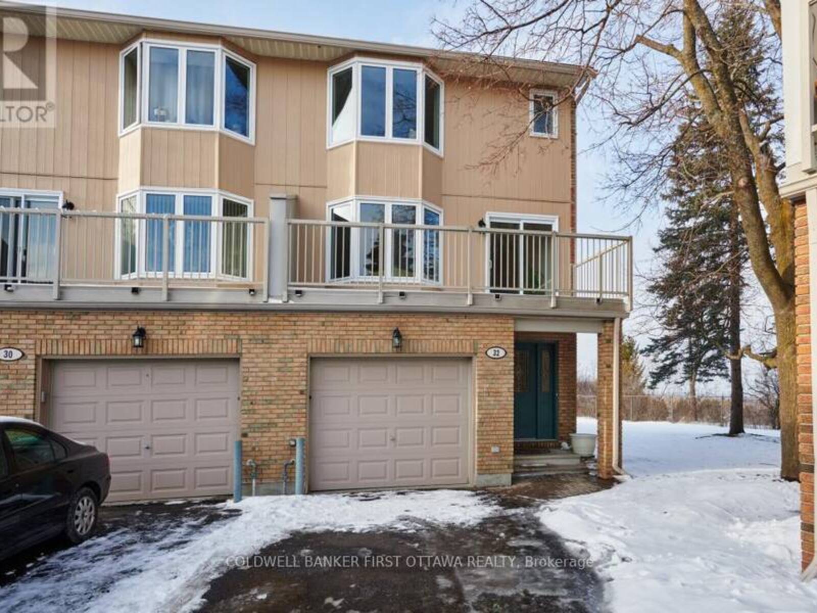 32 HUNTVIEW, Ottawa, Ontario K1V 0M5