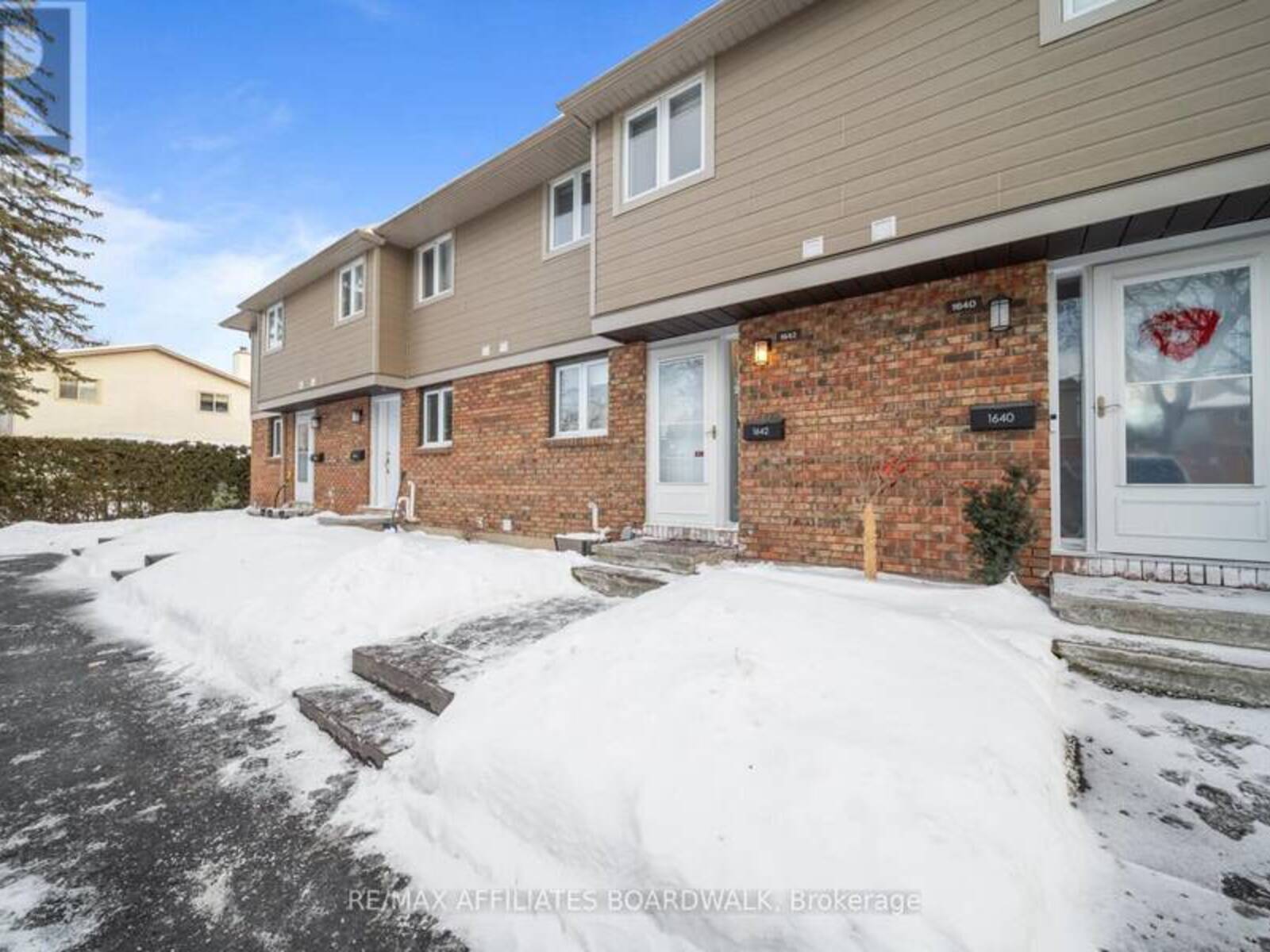 1642 DU SOMMET PLACE, Ottawa, Ontario K1C 4Y9