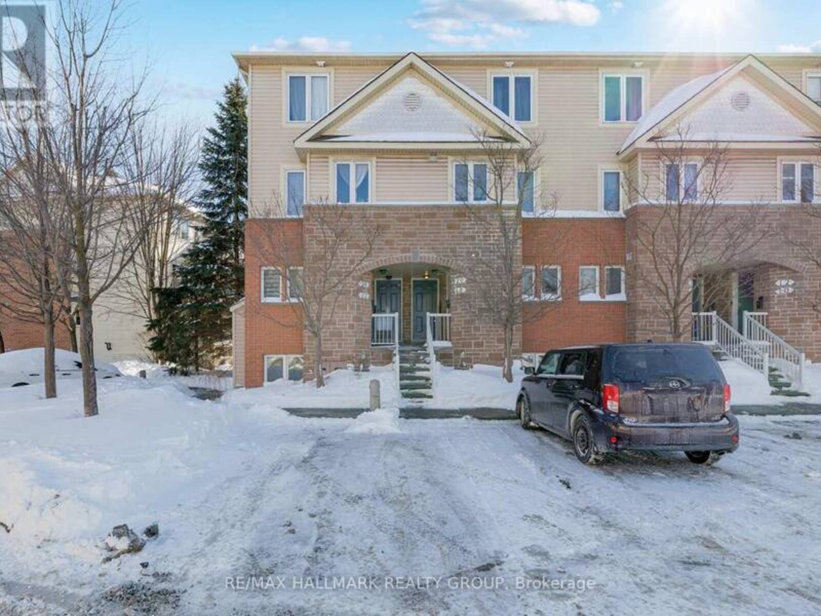 22 - 22 STRATHAVEN PRIVATE, Ottawa, Ontario K1J 1K7