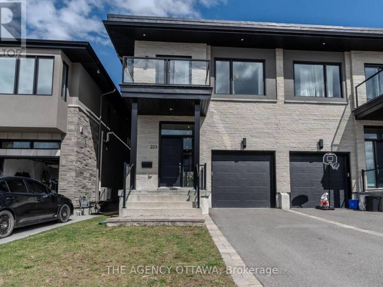 223 ROYAL AVENUE, Ottawa, Ontario K2A 1T8