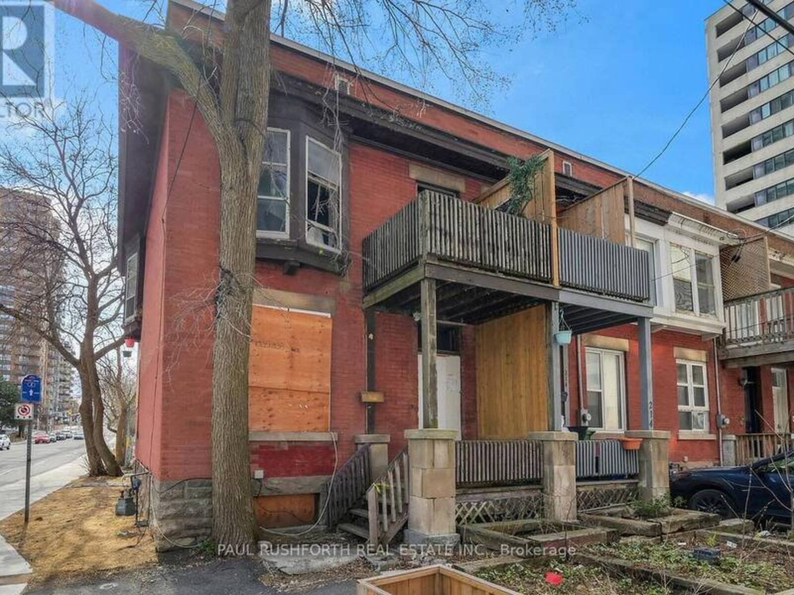 216 BAY STREET, Ottawa, Ontario K1R 5Y9