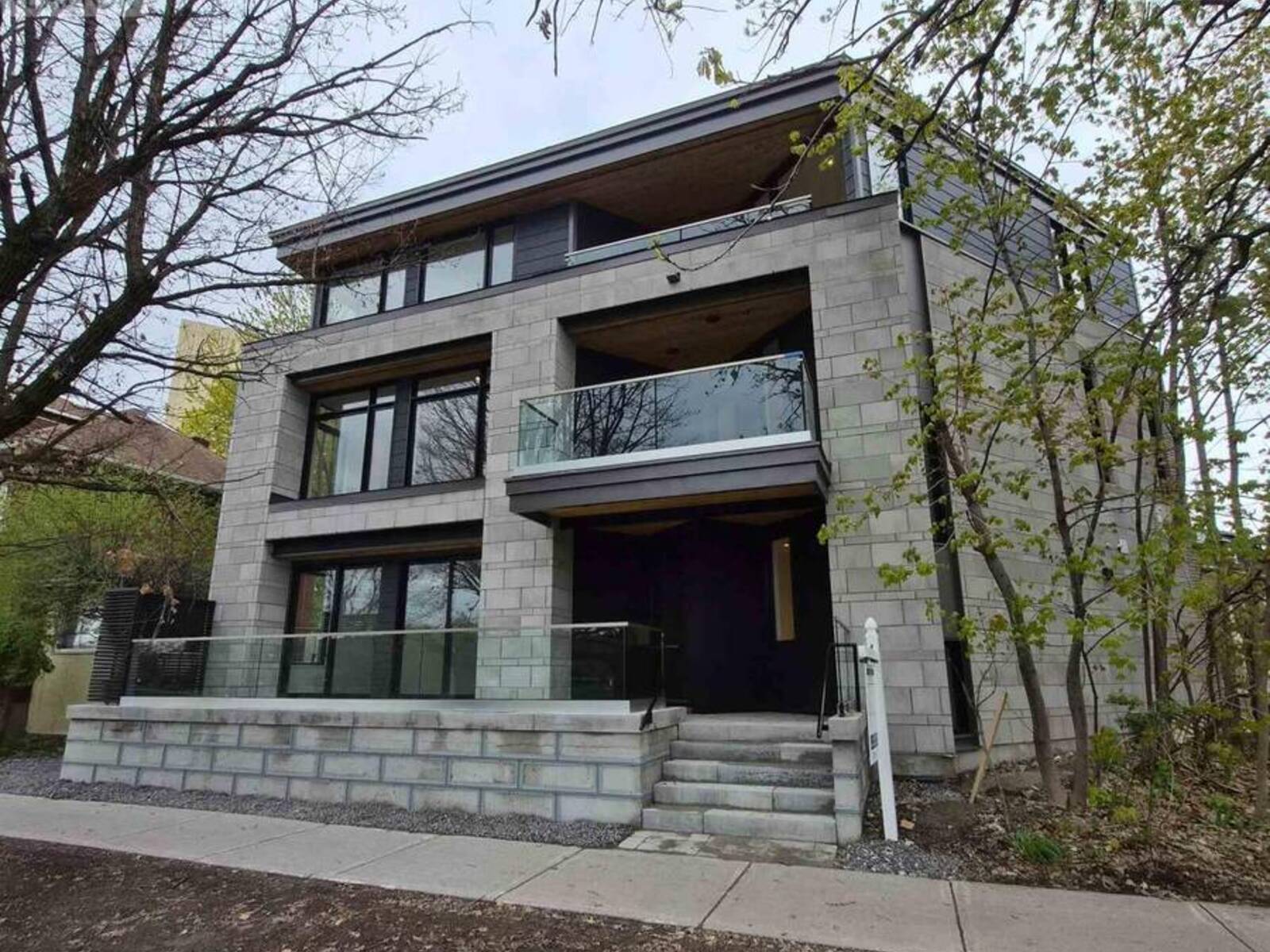 112 QUEEN ELIZABETH DRIVE, Ottawa, Ontario K2P 0Z5