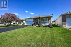 11 DECARIA BOULEVARD | Perth Ontario | Slide Image Three