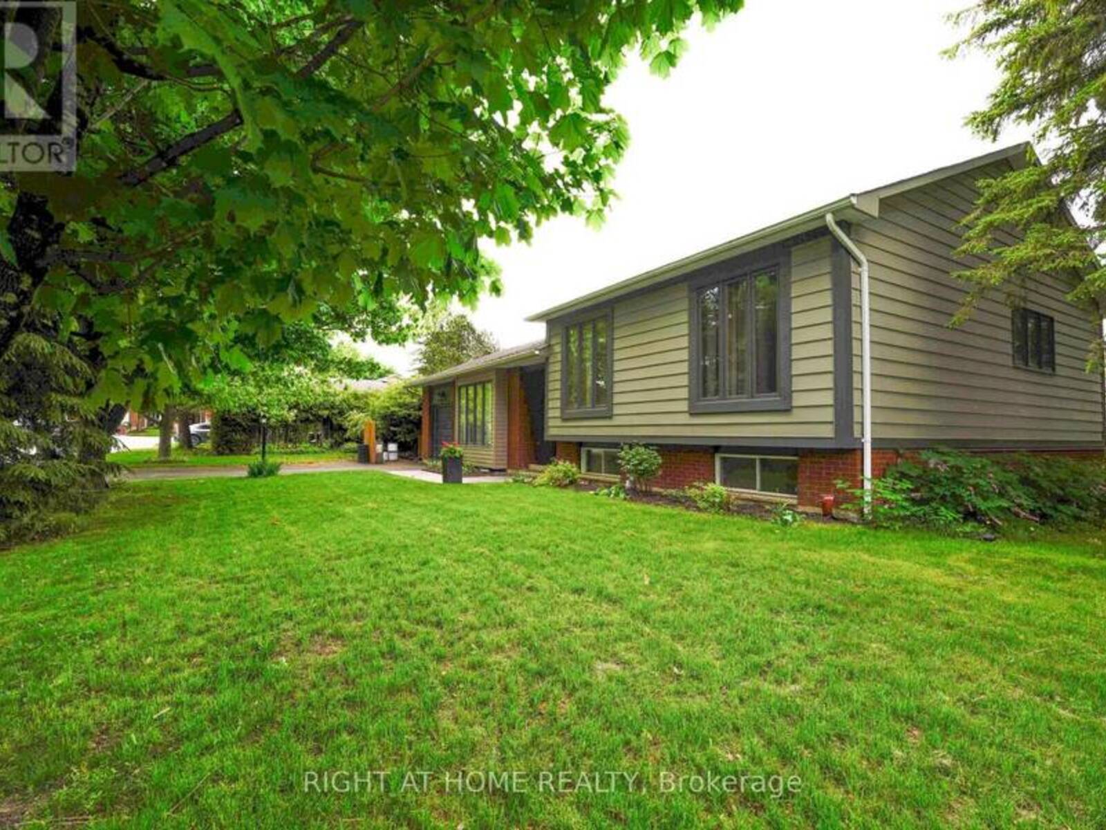3 POMMEL CRESCENT, Ottawa, Ontario K2M 1A3