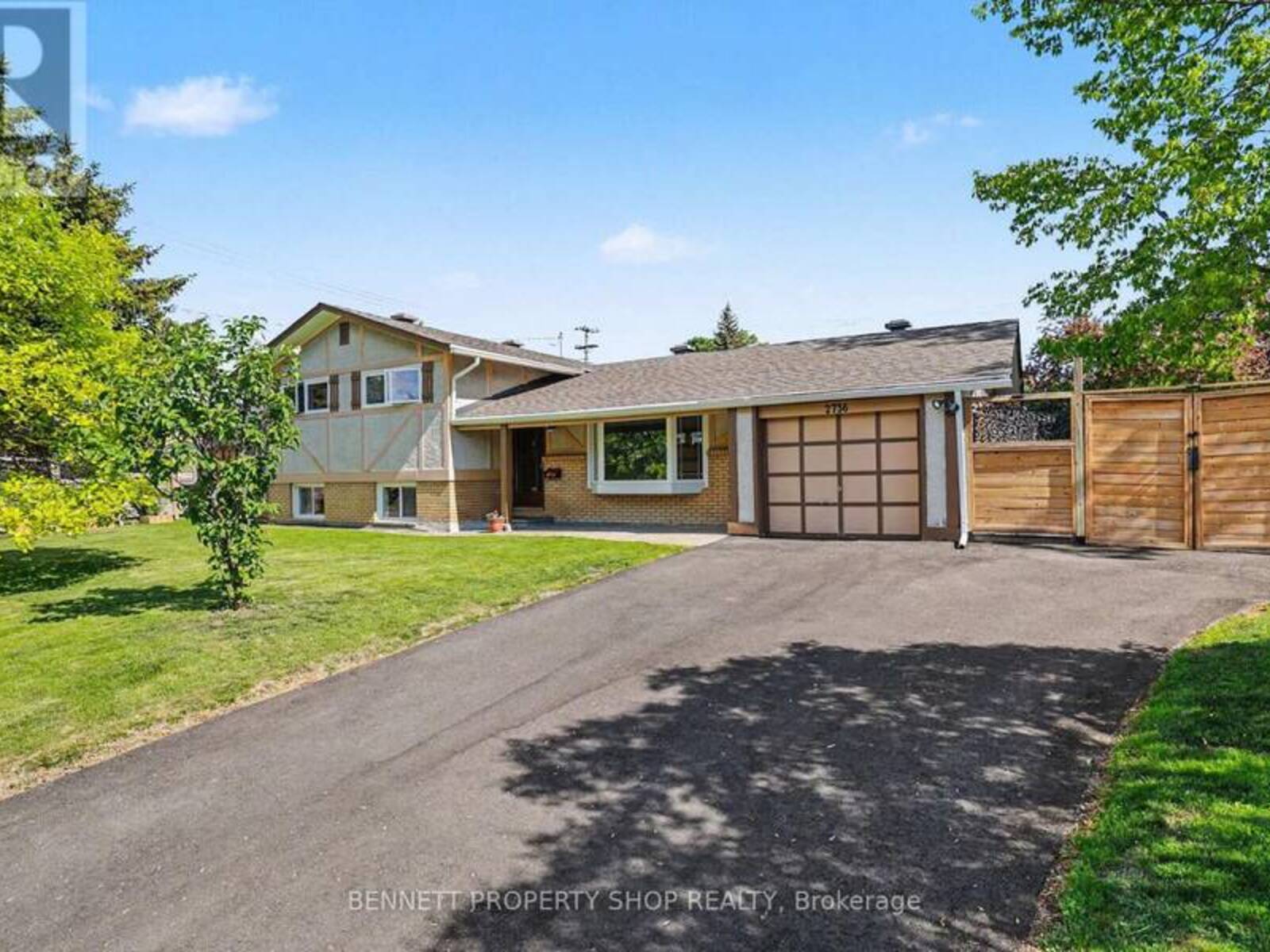 2736 STONE CRESCENT, Ottawa, Ontario K2H 6Z1