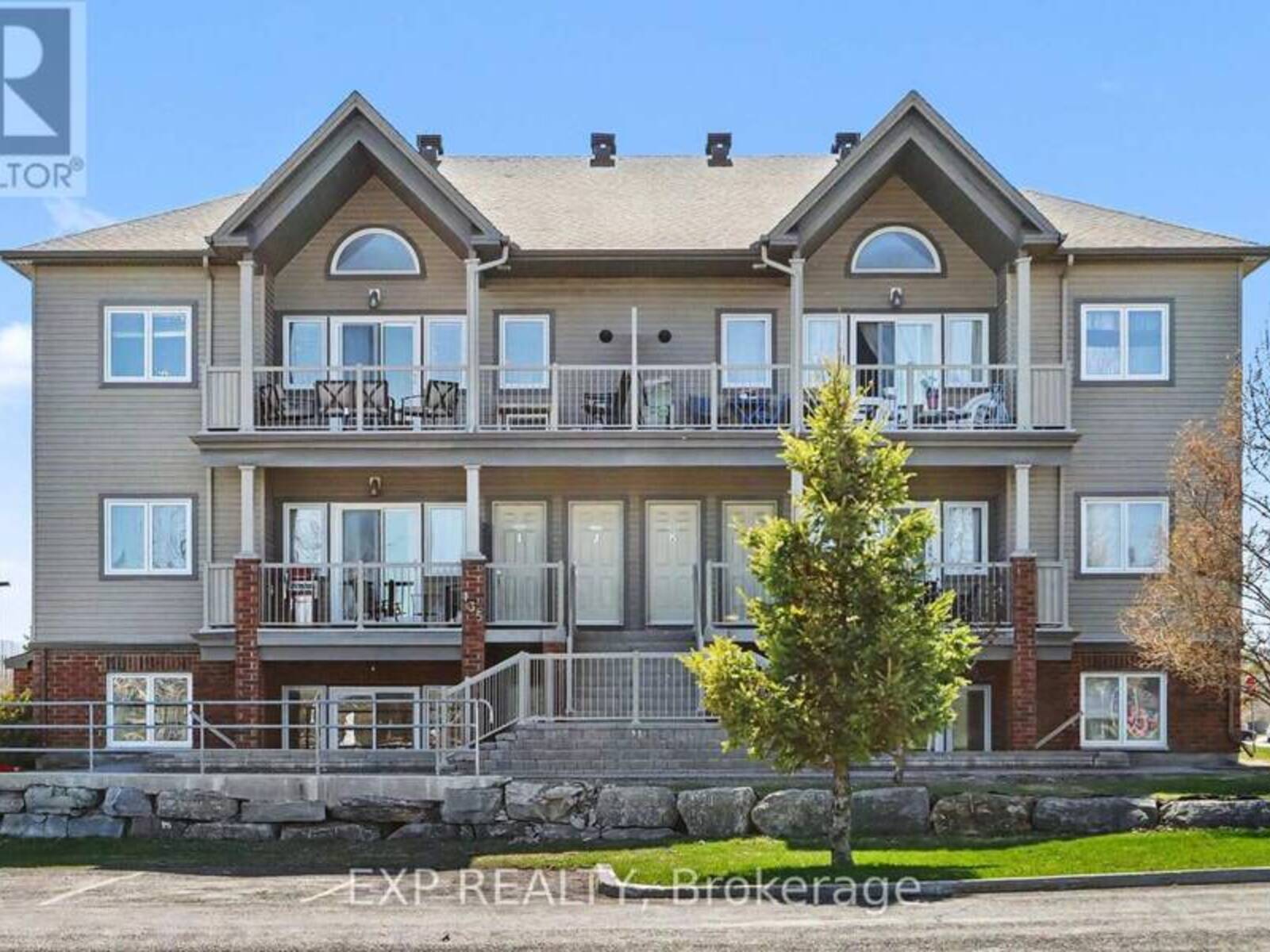 J - 135 HARTHILL WAY, Ottawa, Ontario K2J 5V1