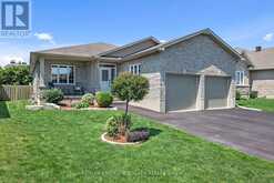8 SETTLEMENT LANE | Russell Ontario | Slide Image Two