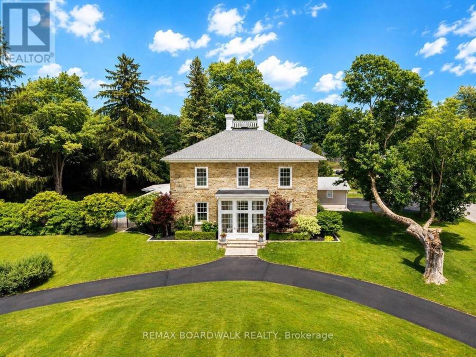 55 COCHRANE DRIVE, Brockville, Ontario K6V 2Y9