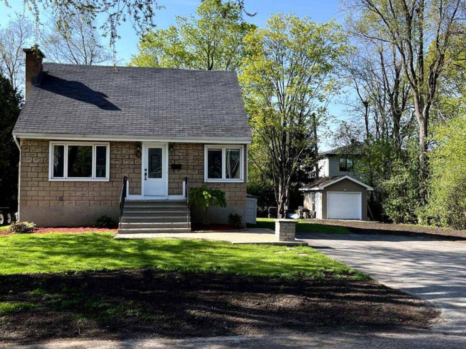 9 TOWER ROAD E, Ottawa, Ontario K2G 2E2