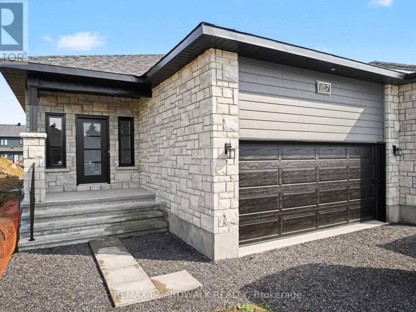 107 DOVE HOUSE GARDENS, Russell, Ontario K4R 1E5