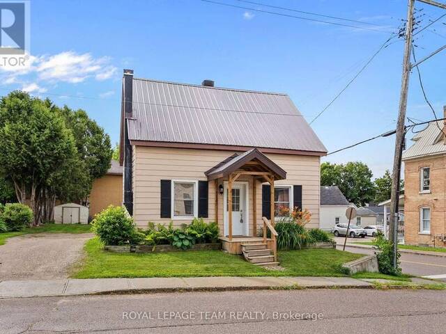 145 MUNROE AVENUE W Renfrew Ontario, K7V 3L2 - 3 Bedrooms Home For Sale