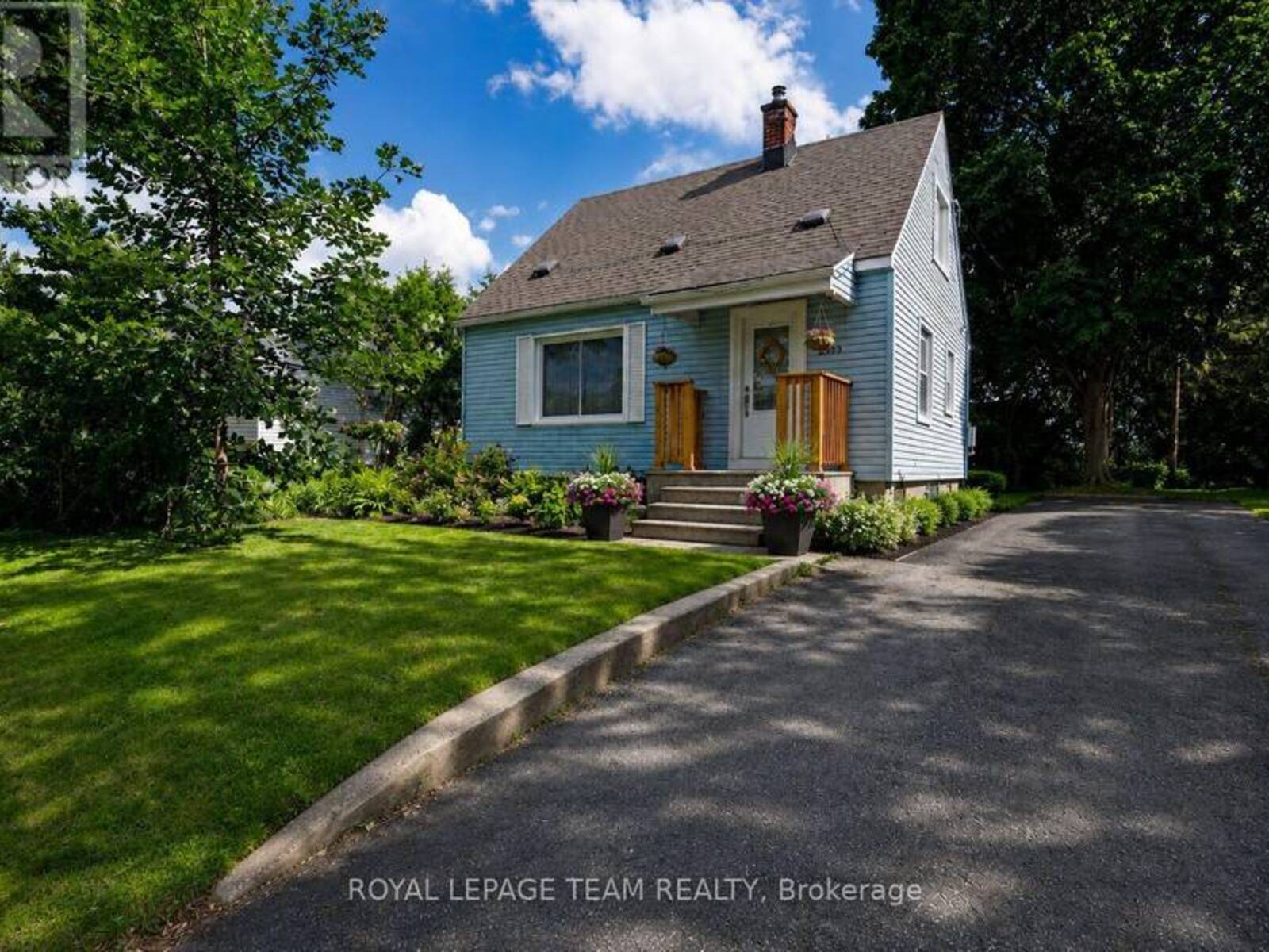 283 ANNA AVENUE, Ottawa, Ontario K1Z 7V5
