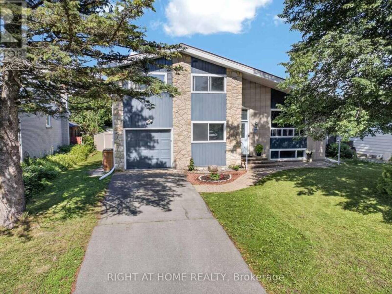 1385 CHARTRAND AVENUE, Ottawa, Ontario K1E 1H9