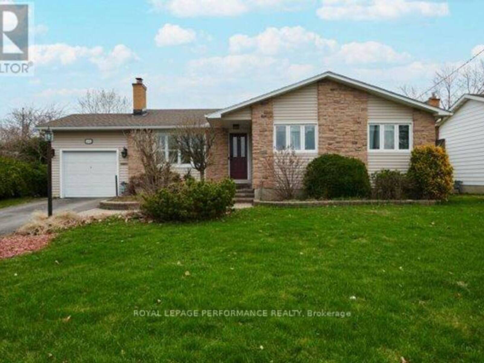 401 PHOENIX CRESCENT, Ottawa, Ontario K1E 1V6