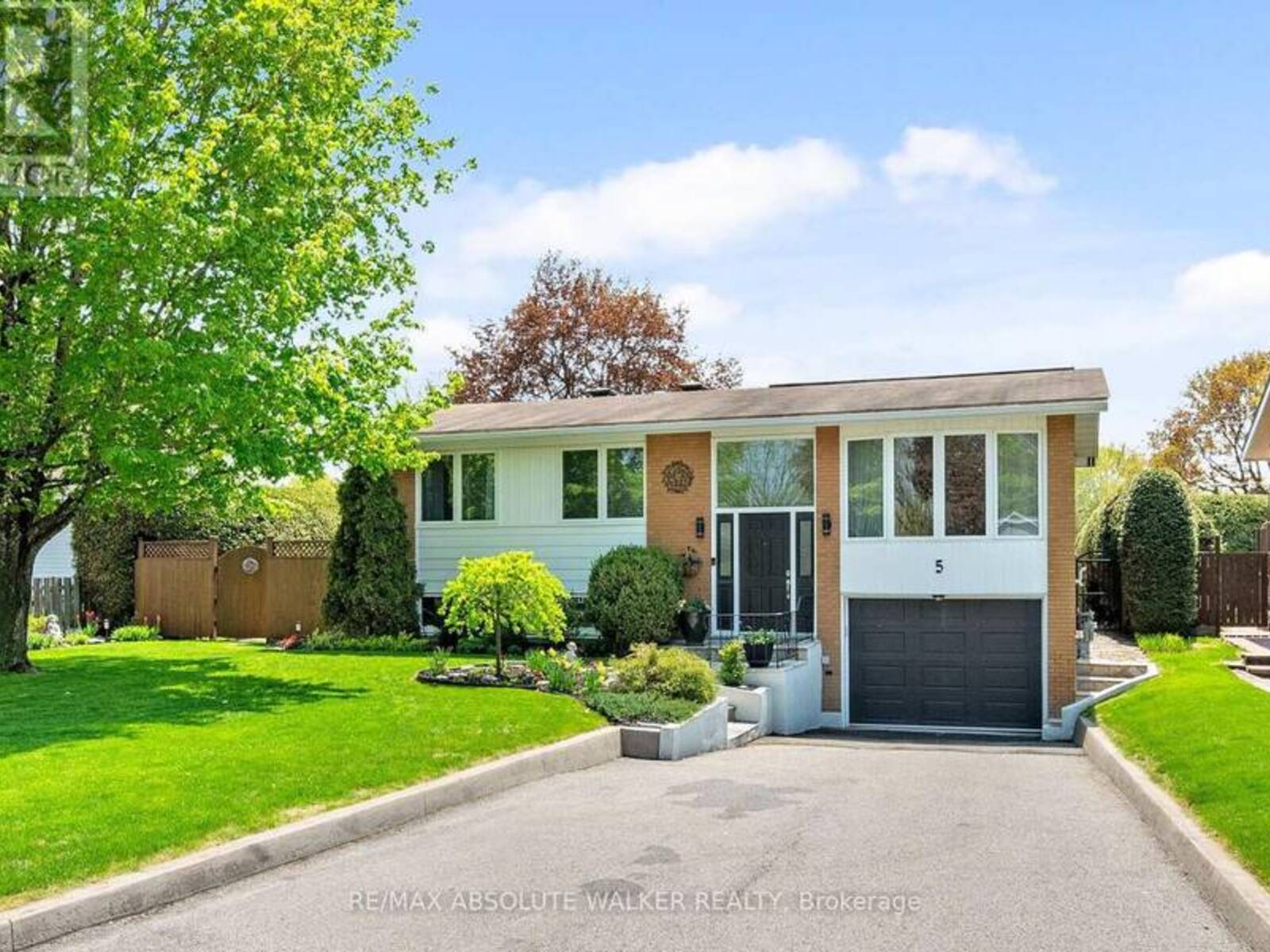 5 WEST HERRINGTON COURT, Ottawa, Ontario K2H 6B9